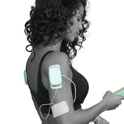 électrodes posées sur le bras d'une femme pour son entraînement de stimulation musculaire