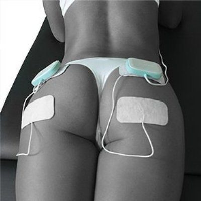 électrodes posées sur les fesses d'une femme pour son entraînement d'électrostimulation