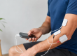 Utilisation d’un électrostimulateur avec électrodes pour accompagner la prise en charge d’une tendinite du bras ou du coude.